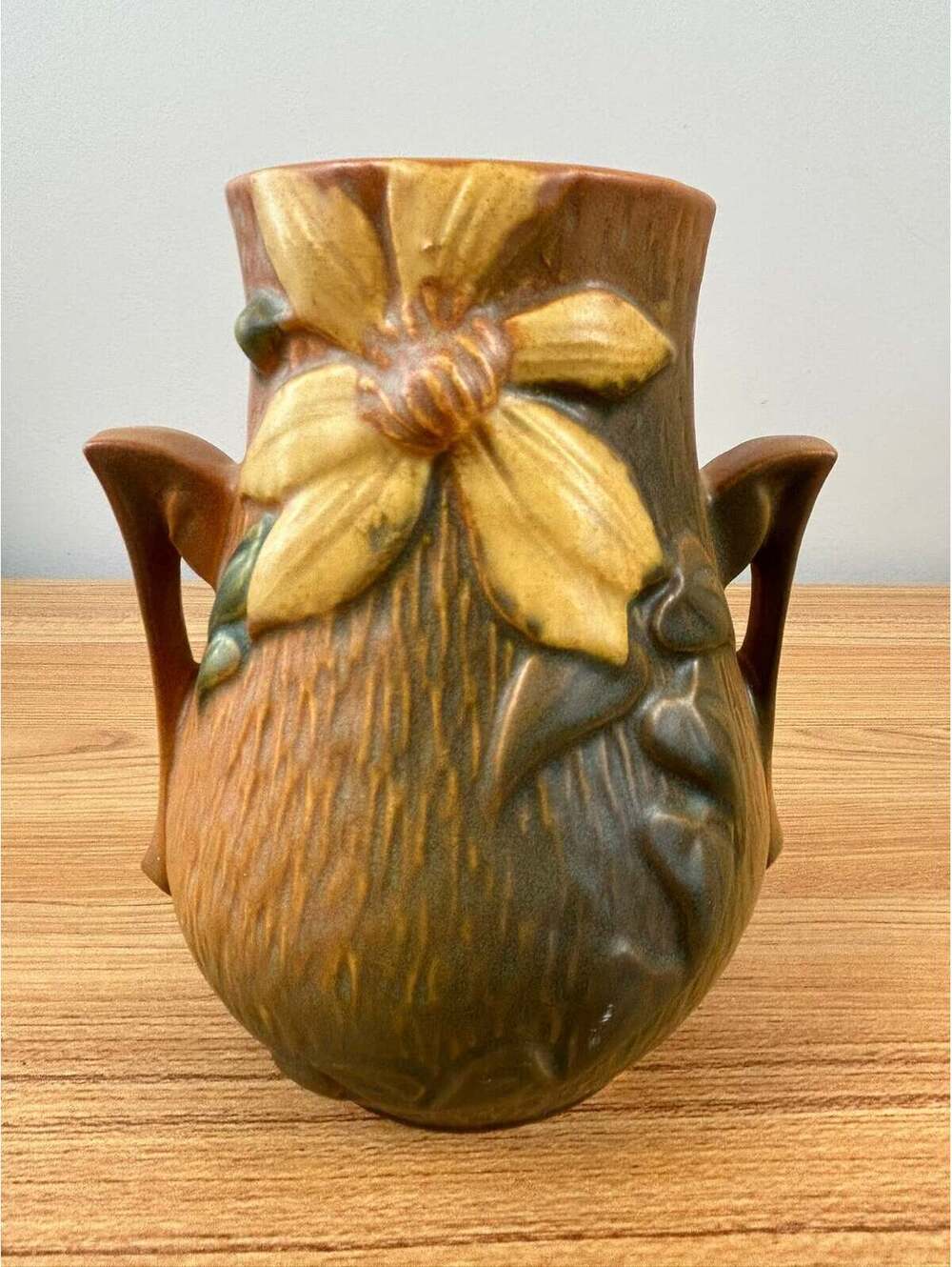 ROSEVILLE POTTERY CLEMATIS BROWN HANDLED VASE 1940’s USA #103-6 6.5” TALL